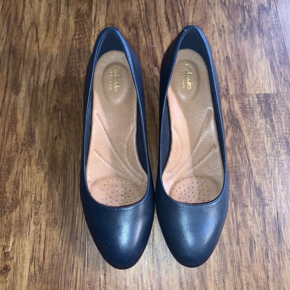 🔥 Closet Clear Out🔥. Clark’s Heavenly Shine  2” kitten heels .  Box included.